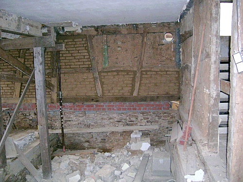 08.10.2010: Ehemaliges Kaminzimmer: neue Schwelle etwas h%EF%BF%BD%EF%BF%BDher eingebaut und Gefache mit Lehmsteinen ausgemauert / Foto: DAV Rheinland-K%EF%BF%BD%EF%BF%BDln