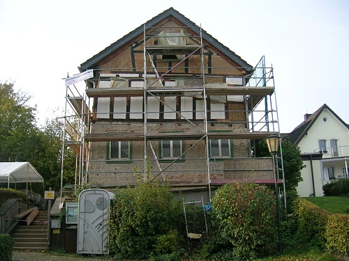 23.10.2010: An der Giebelseite zur Stra%EF%BF%BD%EF%BF%BDe sind im 1. OG die ersten Gefache wieder verputzt / Foto: DAV Rheinland-K%EF%BF%BD%EF%BF%BDln