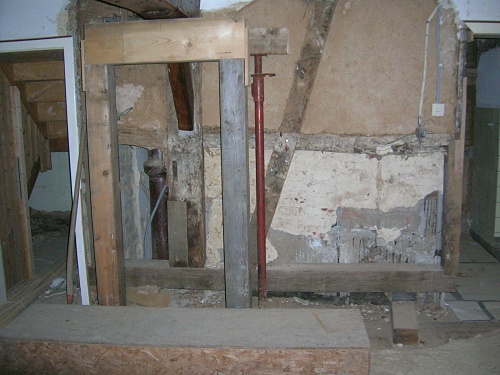 10.11.2010: Fachwerkausbesserung an der Wand zur ehemaligen K%EF%BF%BD%EF%BF%BDche / Foto: DAV Rheinland-K%EF%BF%BD%EF%BF%BDln