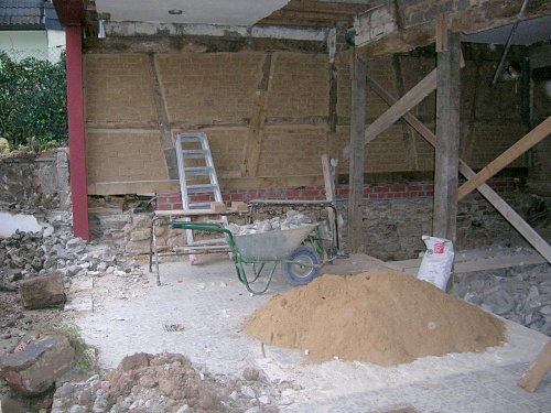 10.11.2010: In rot ist der Stahltr%EF%BF%BD%EF%BF%BDger zu erkennen, der die Giebelseite zum Garten tr%EF%BF%BD%EF%BF%BDgt / Foto: DAV Rheinland-K%EF%BF%BD%EF%BF%BDln