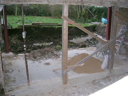 10.11.2010: Die St%EF%BF%BD%EF%BF%BDtzmauer zum Garten ist teilweise abgebrochen / Foto: DAV Rheinland-K%EF%BF%BD%EF%BF%BDln