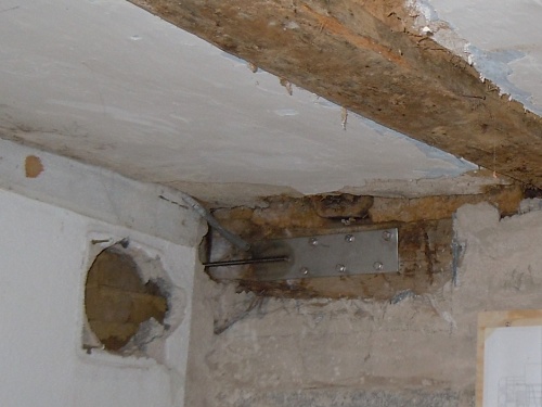 07.12.2010: Sanierung am Balkenende im Fr%EF%BF%BD%EF%BF%BDhst%EF%BF%BD%EF%BF%BDcksraum / Foto: DAV Rheinland-K%EF%BF%BD%EF%BF%BDln