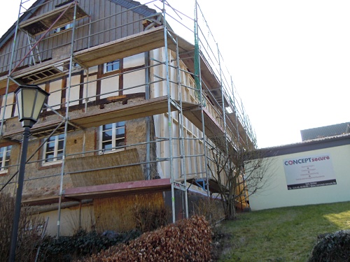22.02.2011: Giebelseite und Nordwestseite werden ged%EF%BF%BD%EF%BF%BDmmt und verschalt / Foto: DAV Rheinland-K%EF%BF%BD%EF%BF%BDln