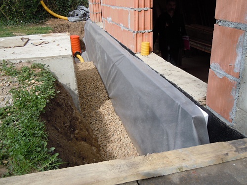11.04.2011: Drainage am Anbau f%EF%BF%BD%EF%BF%BDr den Seminarraum und Fundament Treppenturm / Foto: DAV Rheinland-K%EF%BF%BD%EF%BF%BDln