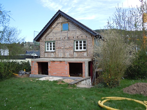 11.04.2011: Giebel zum Garten mit Anbau f%EF%BF%BD%EF%BF%BDr den Seminarraum / Foto: DAV Rheinland-K%EF%BF%BD%EF%BF%BDln