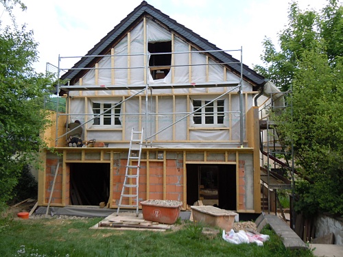 03.05.2011: Am Giebel zum Garten und am Anbau wird die Holzverschalung angebracht