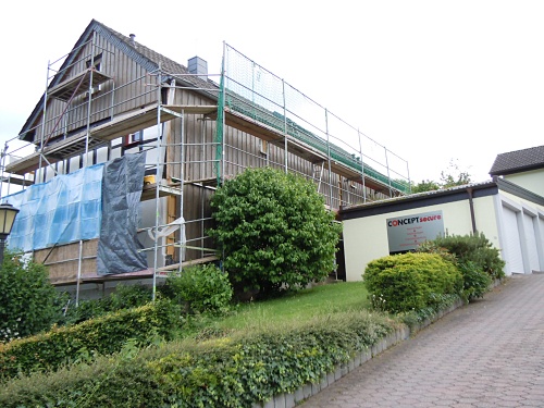 08.06.2011: Die Holzverkleidung an der Giebel- und Nordwestseite ist fast fertig