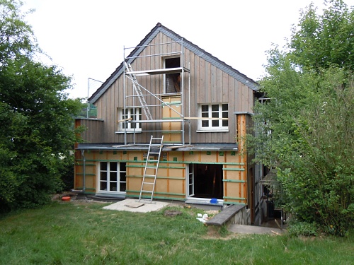 08.06.2011: Die Gartenseite wird komplett mit Holz verkleidet und isoliert / Foto: DAV Rheinland-K%EF%BF%BDln