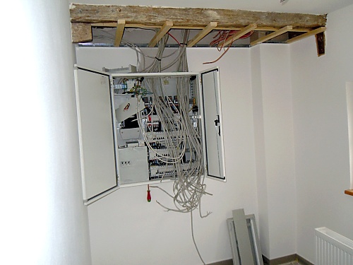 29.01.2012: Der Innenausbau geht weiter (Elektroinstallation) / Foto: DAV Rheinland-K%EF%BF%BD%EF%BF%BDln