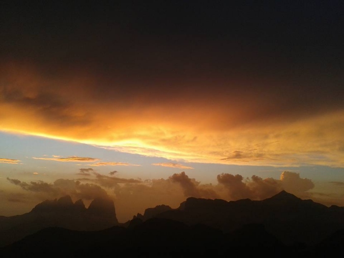 [198] Abendstimmung gegen Plattkofel, Langkofel und Sella / Foto: Rifugio Pian die Fiacconi