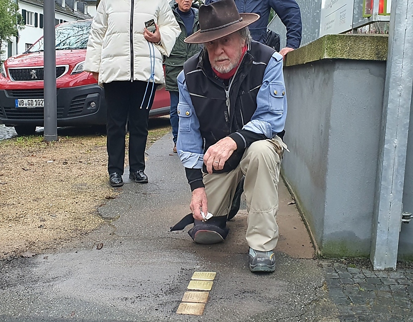 Gunter Demnig mit den verlegten Stolpersteinen / Foto: Kalle Kubatschka/DAV