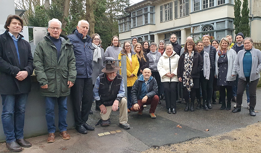 Mitglieder des K%C3%B6lner Alpenvereins und Besch%C3%A4ftige der Parkstra%C3%9Fe 10 mit Gunter Demnig / Foto: Ibrahim Basalamah/DAV