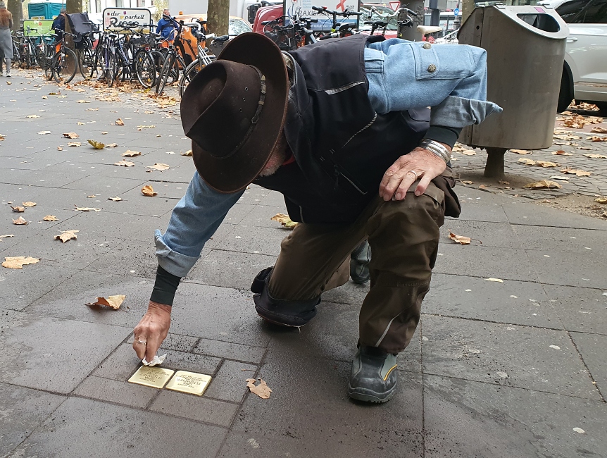 Gunter Demnig beim Putzen der verlegten Stolpersteinen / Foto: Kalle Kubatschka/DAV