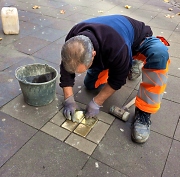 Mitarbeiter der Stadt Köln verlegen die Steine / Foto: Kalle Kubatschka/DAV