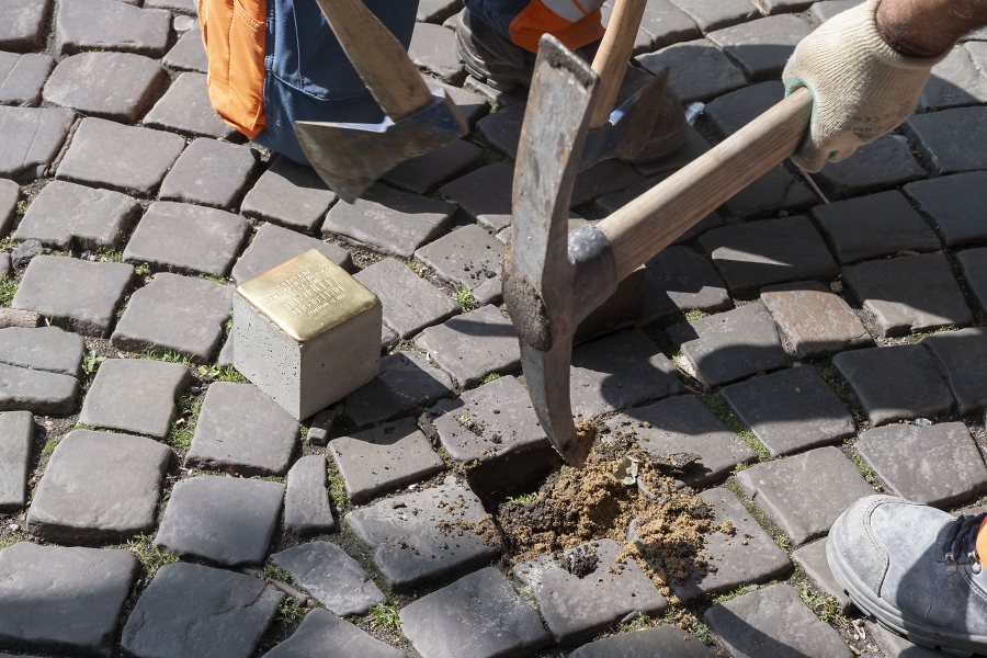 Mitarbeiter der Stadt K%C3%B6ln verlegen den Stolperstein / Foto: Simone Szymanski/DAV
