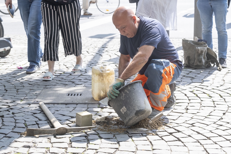 Mitarbeiter der Stadt K%C3%B6ln verlegen den Stolperstein / Foto: Simone Szymanski/DAV