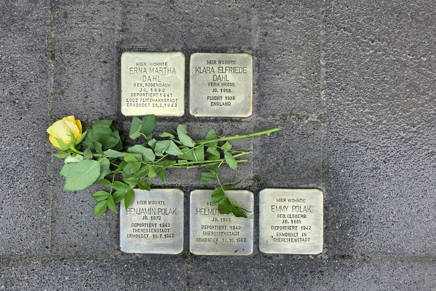 Stolperstein f%C3%BCr Erna Martha Dahl, neben dem von Klara Elfriede Dahl / Foto: Kalle Kubatschka/DAV Rheinland-K%C3%B6ln