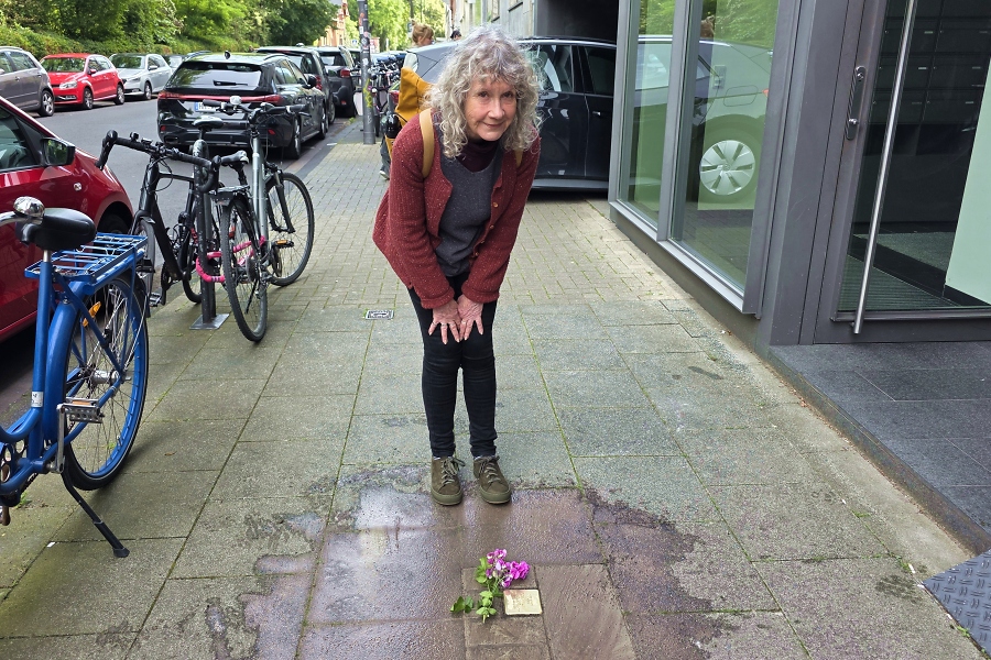 Helen Martins mit dem Stolperstein f%C3%BCr ihren Urgrossvater / Foto: Kalle Kubatschka/DAV Rheinland-K%C3%B6ln