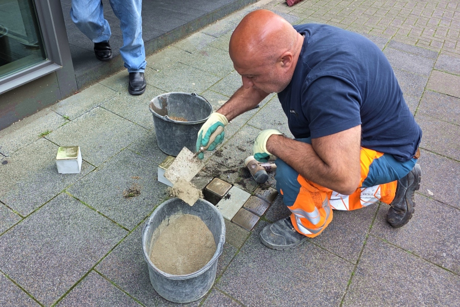Ein Mitarbeiter der Stadt K%C3%B6ln verlegt den Stolperstein f%C3%BCr Erna Martha Dahl / Foto: Kalle Kubatschka/DAV Rheinland-K%C3%B6ln