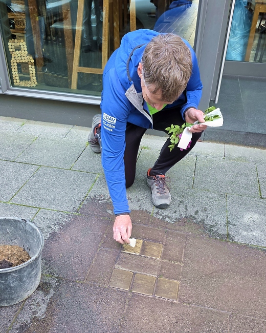 Stephan Ling s%C3%A4ubert die Stolpersteine / Foto: Kalle Kubatschka/DAV Rheinland-K%C3%B6ln