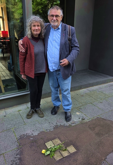 Helen und Paul Martins mit den Stolpersteinen f%C3%BCr die Gro%C3%9Fmutter und die Mutter / Foto: Kalle Kubatschka/DAV Rheinland-K%C3%B6ln
